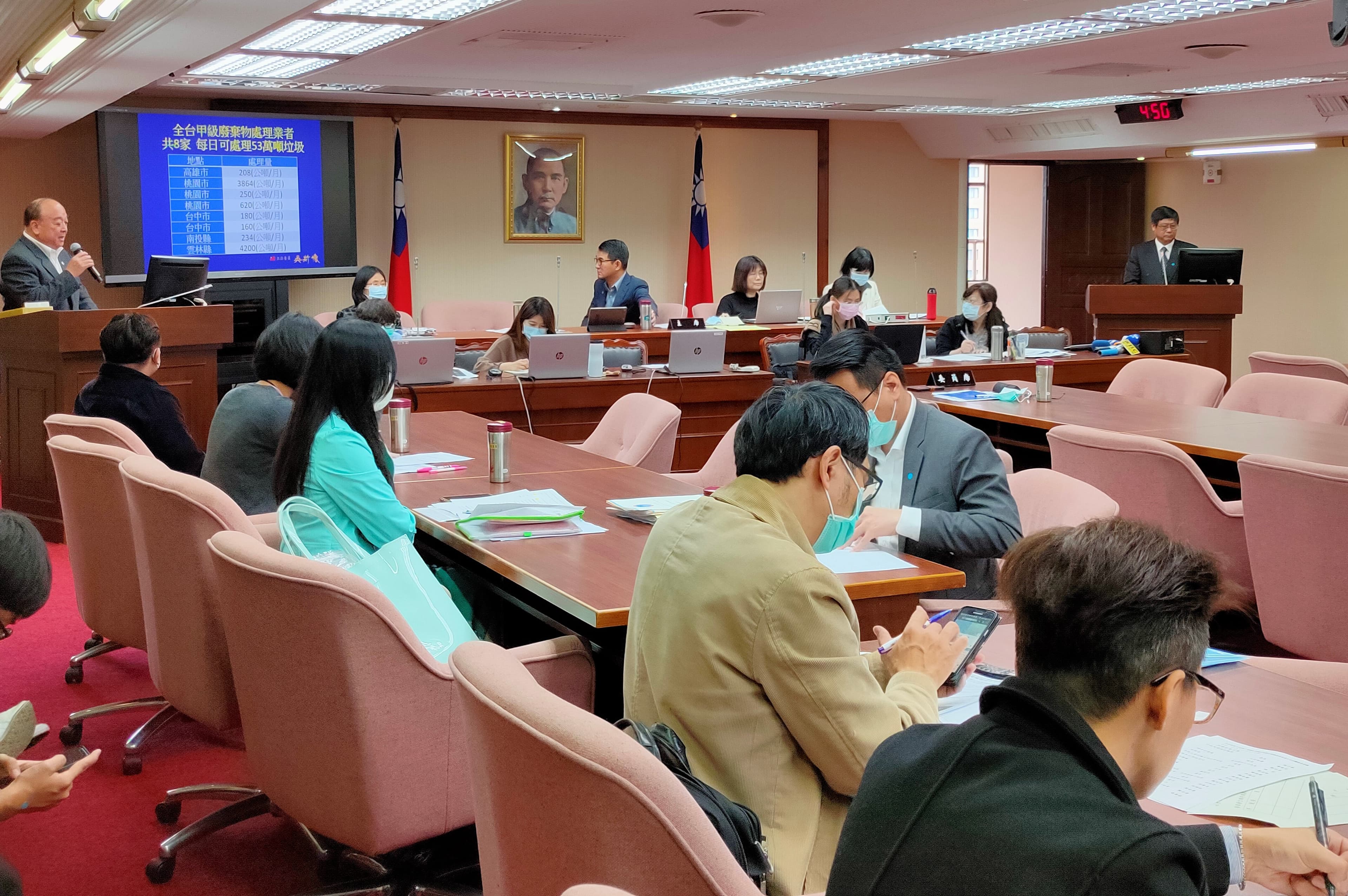 張子敬當場證實,環保署一名職員12日從埃及返台後,13日曾到環保署上班1天,在昨天確診,衛環委員會今決議繼續開會。