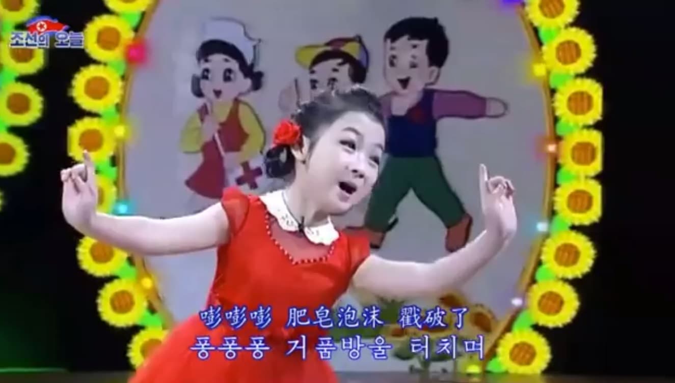 女童刻意的肢體與妝容,讓網友看了紛紛留言:「好邪氣」「心疼這孩子,要做這種不自然的表演」「這審美我無法」。(翻攝自朝鮮經貿文化情報 DPRK臉書)