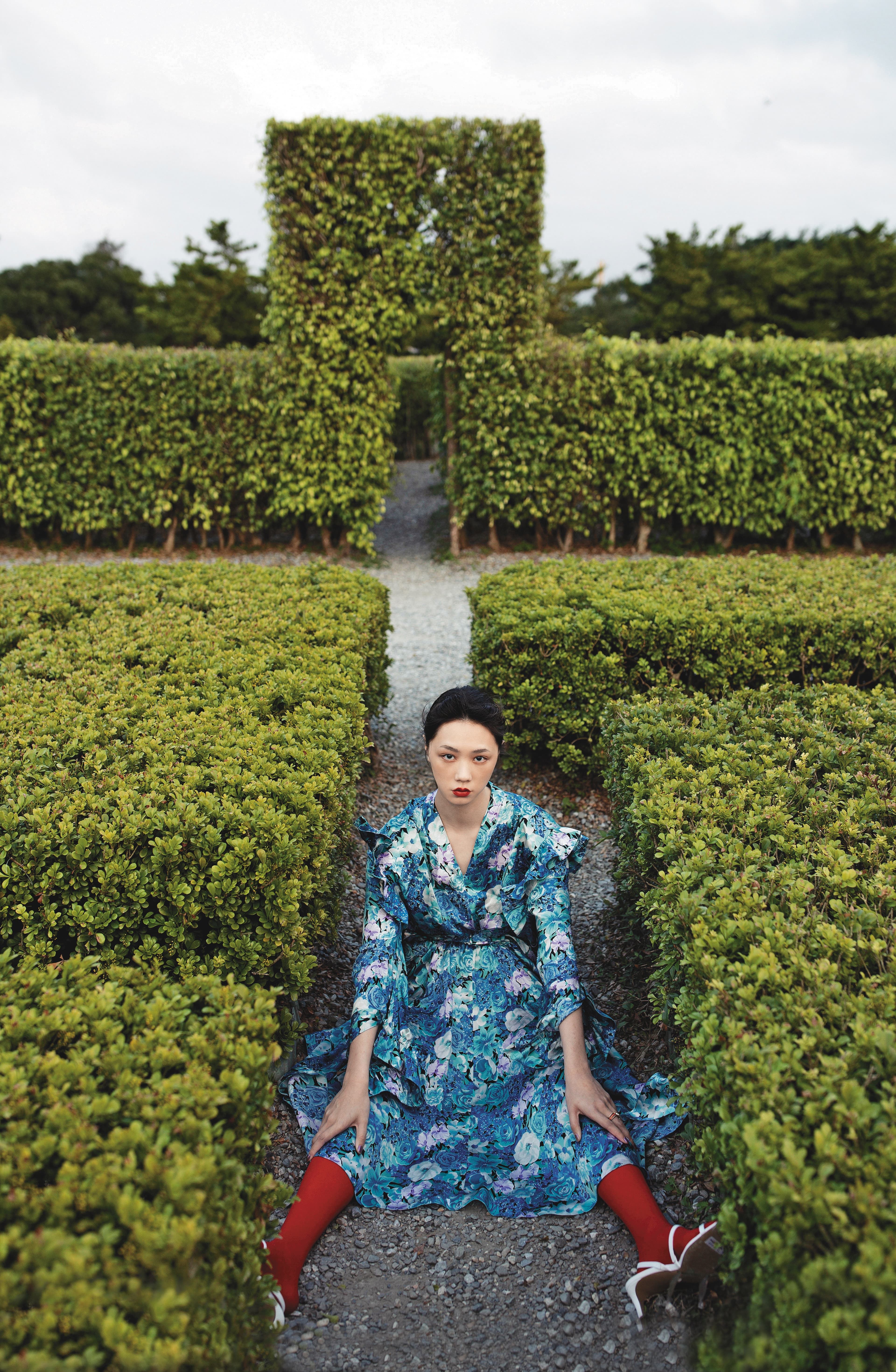 藍色印花洋裝 NT$99,800 by BALENCIAGA 紅色褲襪 NT$3,900 by GUCCI 白色高跟涼鞋 NT$799 by H&M 紅色三圈戒指 NT$4,490 by SWAROVSKI