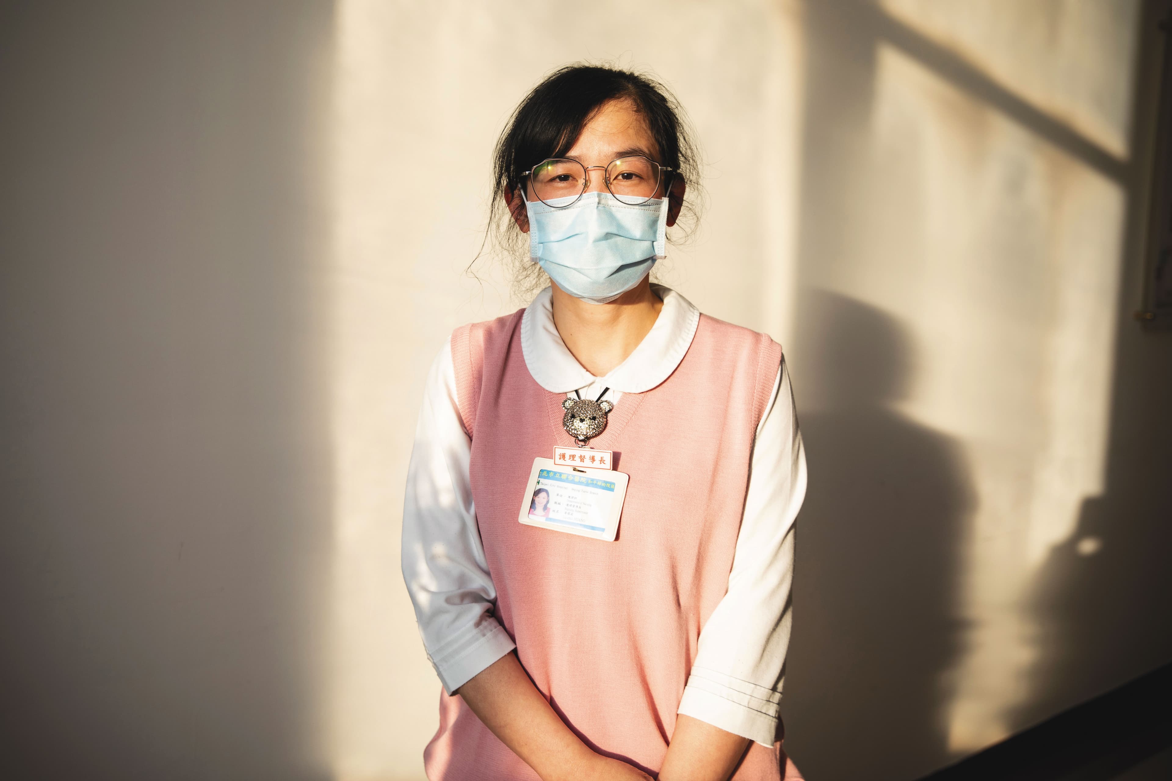 黃露萩現在於和平醫院擔任督導,訓練新進護理師進入負壓隔離病房的作業流程,也傳承當年的抗煞經驗。