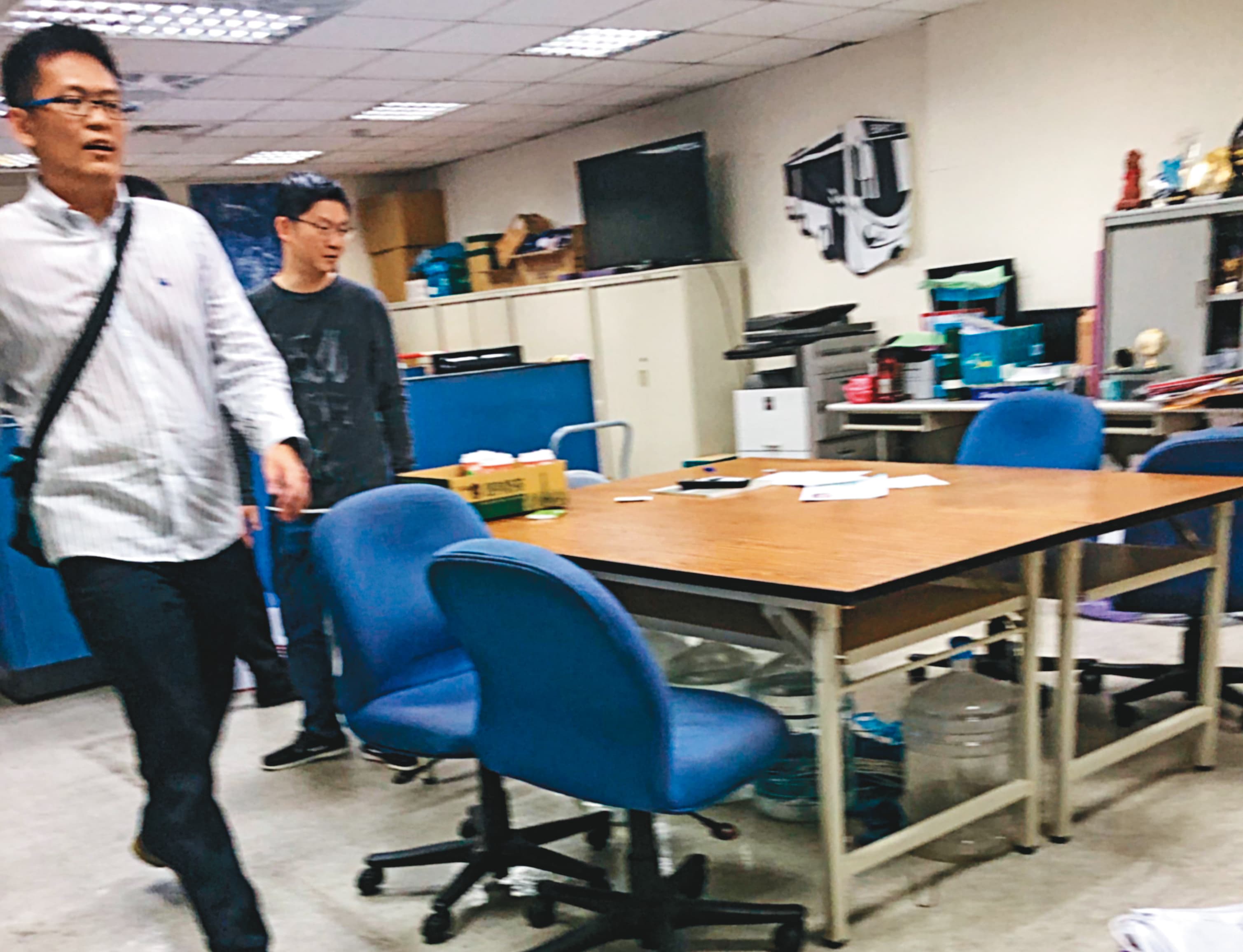 3月22日 15 : 16 本刊直擊，文傳會召集挺藍粉專開會，除了新媒體部呂謦煒（左）出席外，藍營智庫研究員黃心華（右）也有到場。