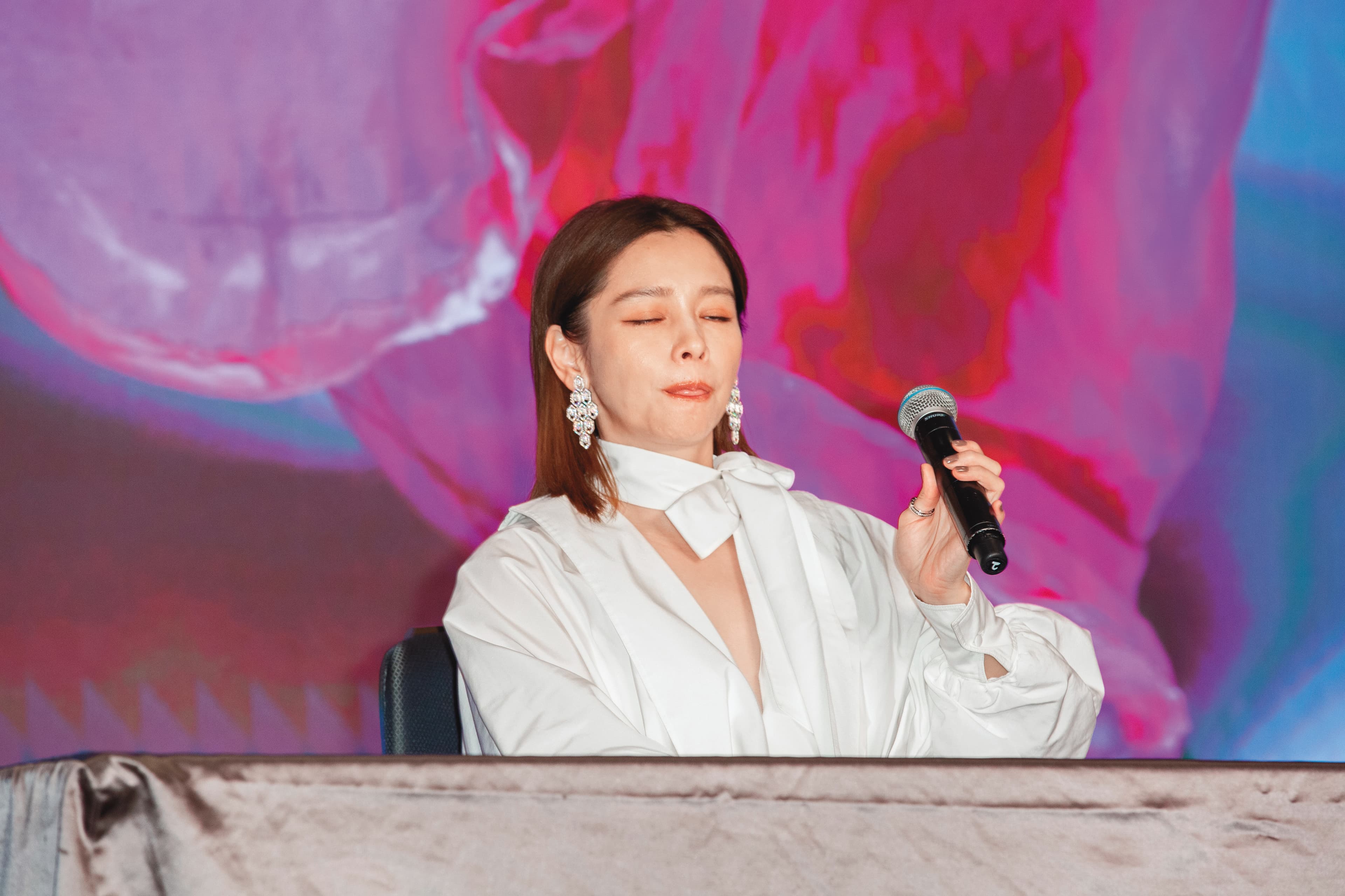 不像一般包袱很重的女星,徐若瑄在台上的嘴臉收放自如。