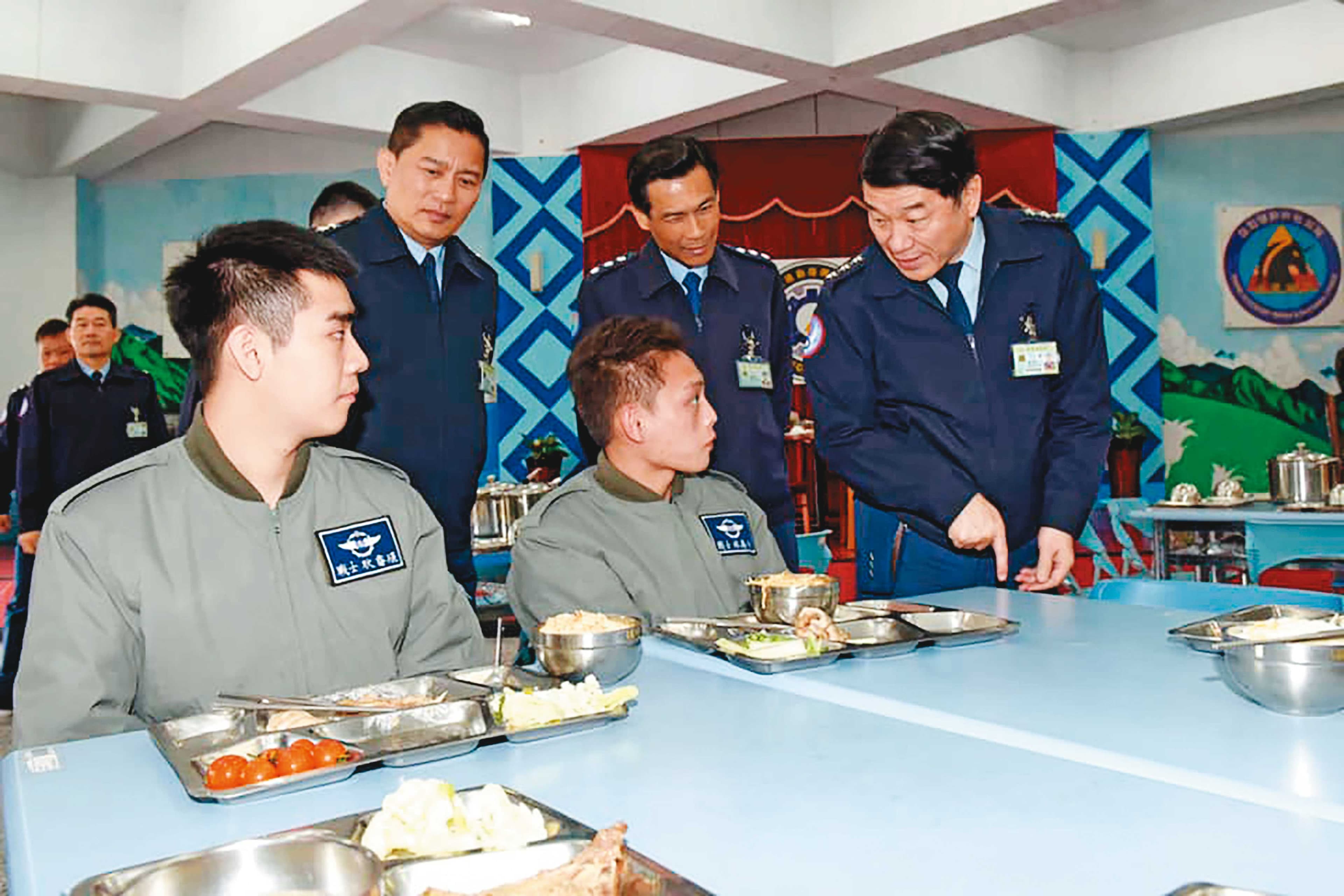 空軍司令部爆發虛報誤餐費弊案,上百名軍士官遭移送法辦。(圖非當事人,翻攝空軍司令部臉書)