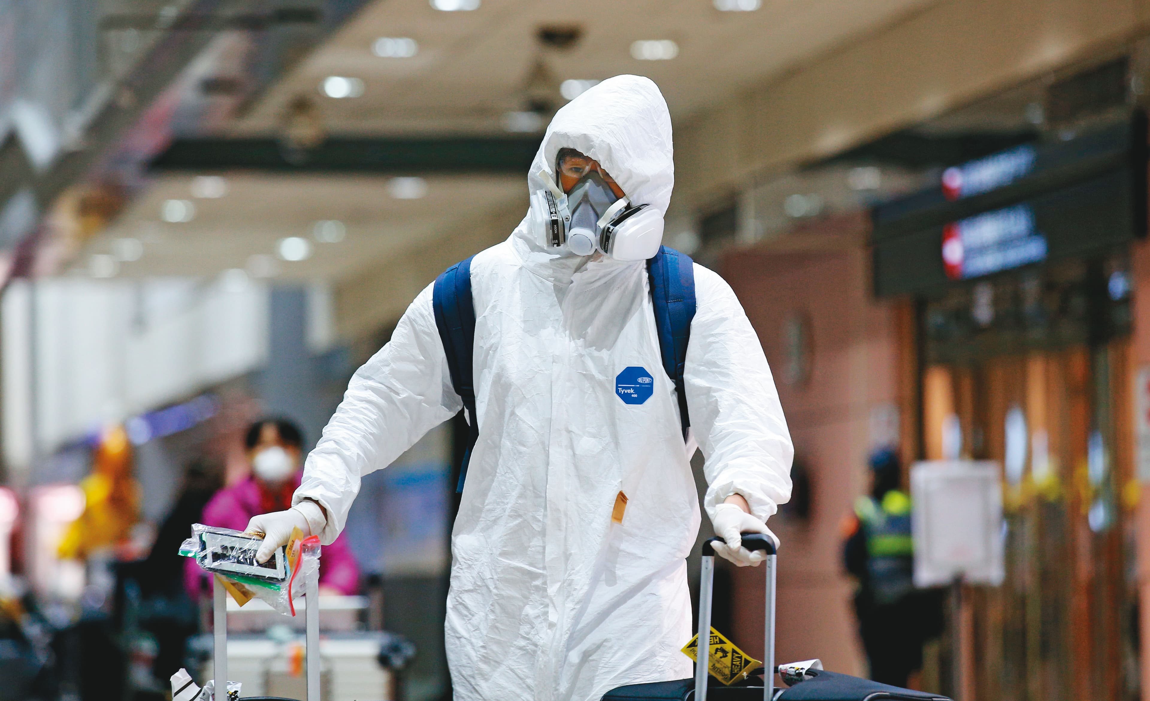 留學生及國人近日大批返台,不少人全程穿著防護衣、戴口罩,甚至在機上乾脆不吃不喝,降低接觸感染的可能。