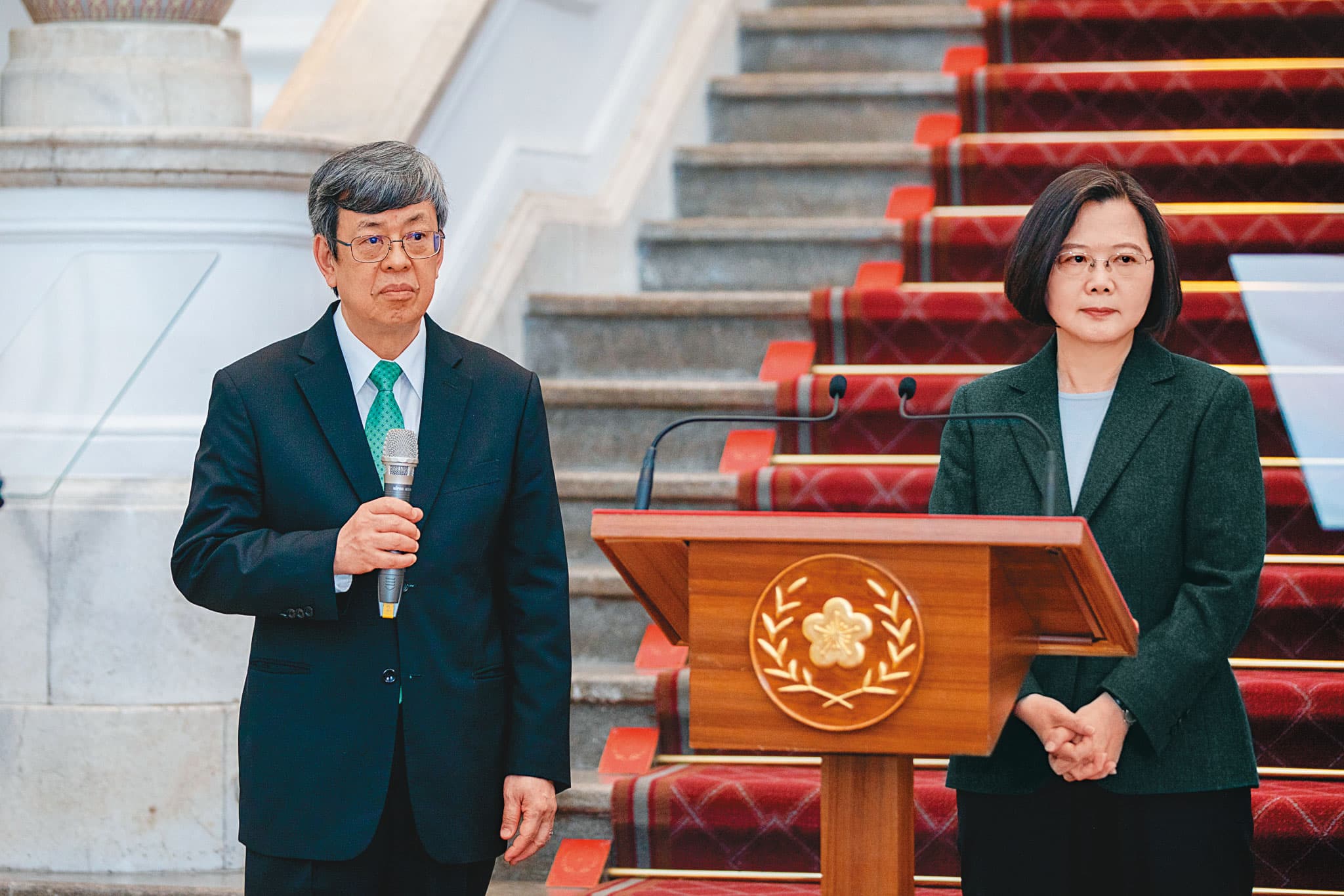 台灣疫情緊繃,確診案例已破百,總統蔡英文(右)19日親自在總統府敞廳對全國人民喊話,未來14天是第2階段防疫關鍵期。左為副總統陳建仁。(總統府提供)