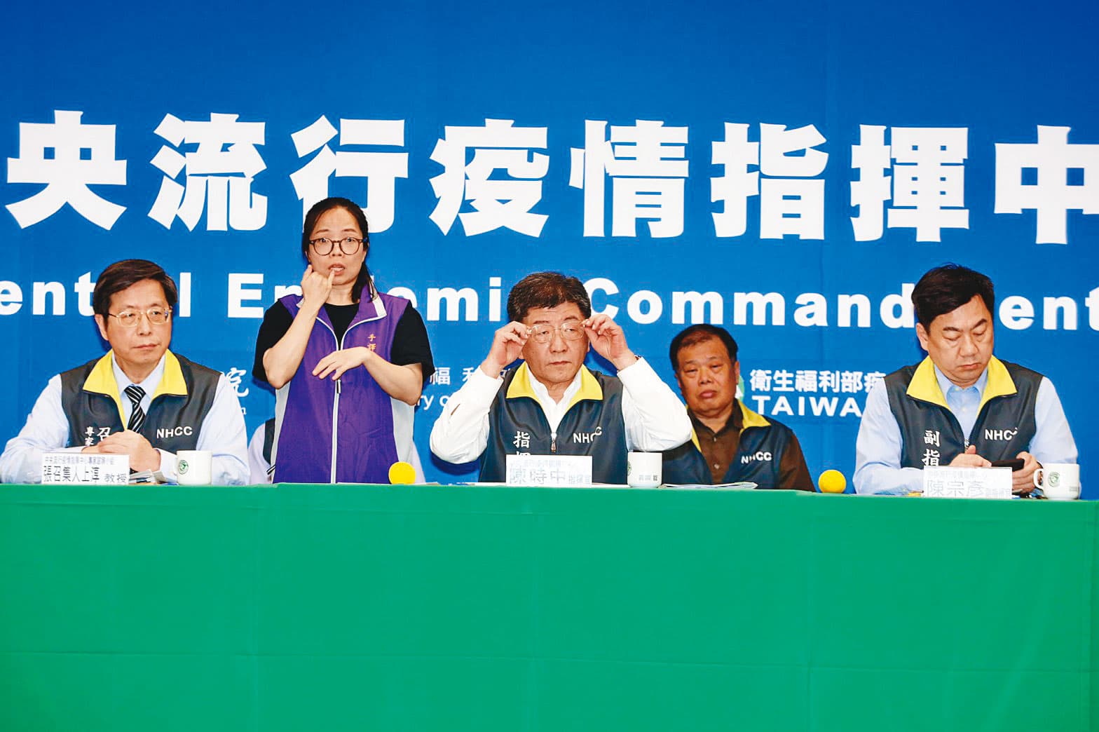 疫情指揮中心指揮官陳時中(左)直言,這波防疫的重點不在「它不來」,而是來了要怎麼處理它。