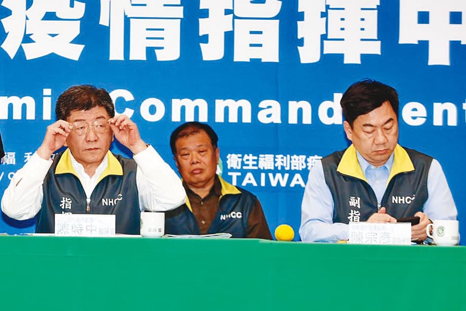 疫情指揮中心指揮官陳時中(左)直言,這波防疫的重點不在「它不來」,而是來了要怎麼處理它。