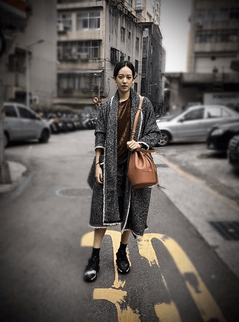 孟耿如穿衣服見解獨到，她選擇單一色系的棕色氣球包做為服裝搭配。（翻攝孟耿如IG）