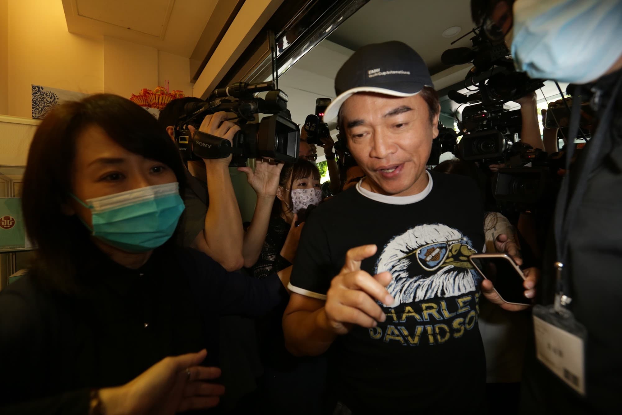 吳宗憲在劉真靈堂開放弔唁前來到現場。