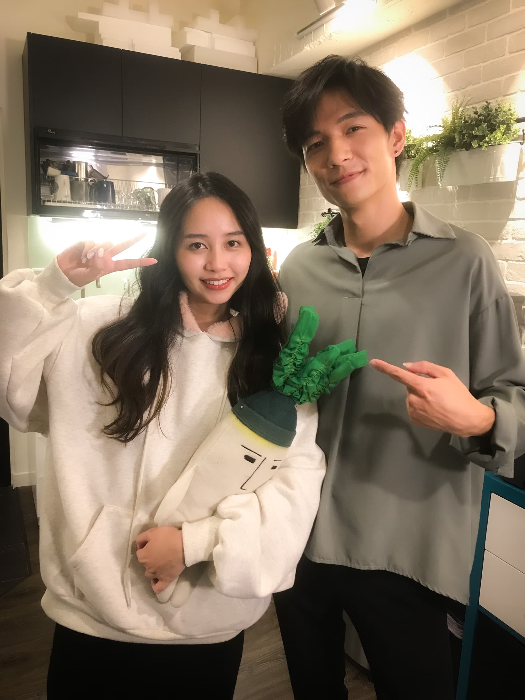 黃奕儒（右）也以直播方式，舉辦《想見323宅家》演唱會。（相映國際提供）