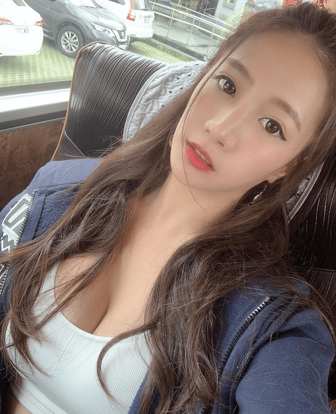 林采緹離婚後重心放在事業,25日在IG分享一系列上中視《飢餓遊戲》的辣照。(翻攝自林采緹IG)