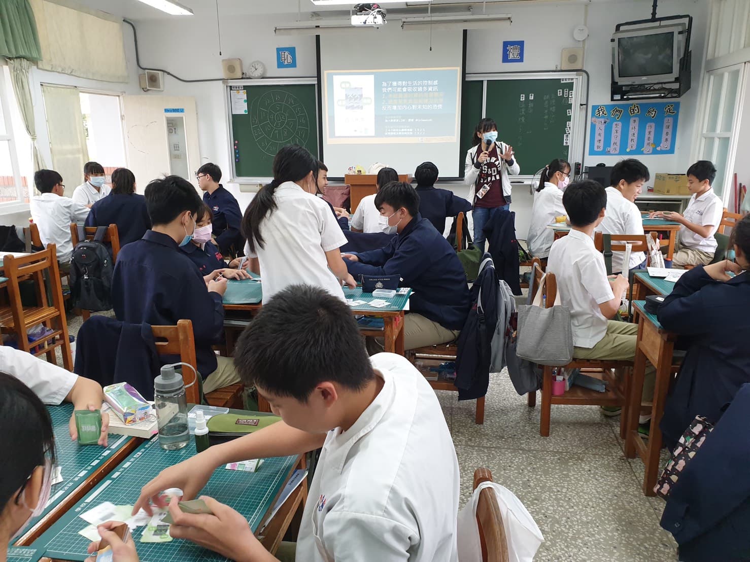 王雅涵在校園進行輔導時,也準備了《罩得住》讓學生試玩,並趁機宣導防疫觀念。(王雅涵提供)