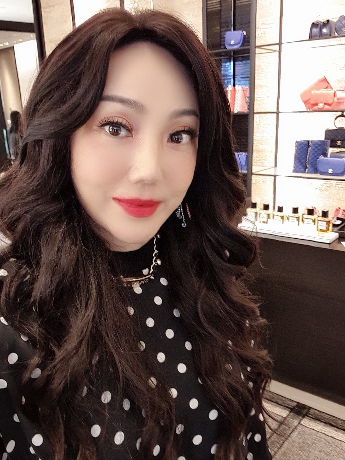 沈嶸透過經紀人低調前往劉真靈堂,轉交奠儀助辛龍幼女霓霓求學。(翻攝自沈嶸臉書)