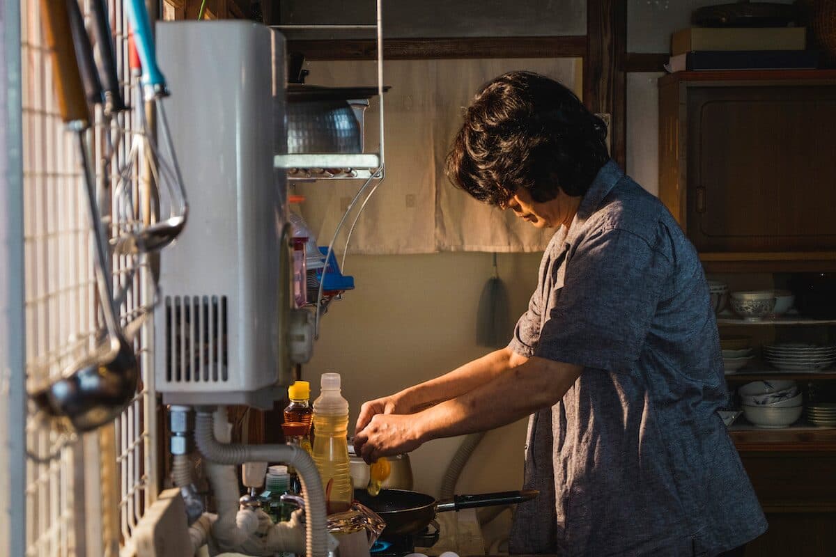 永瀨正敏為了拍這幕起士荷包蛋,事先練習了不少遍,「在抓到訣竅前就拍完了。」(威視電影提供)