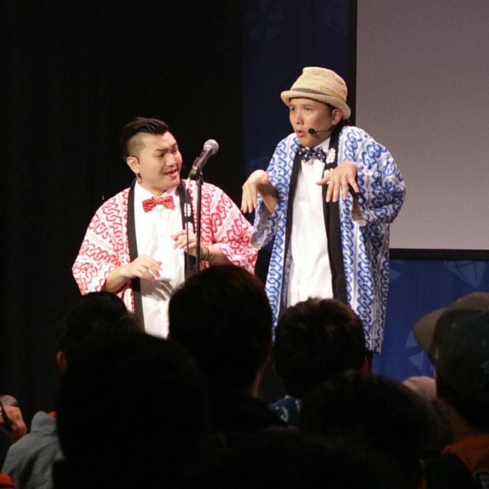 漫才是兩人一組的搞笑表演,由三木奮(右)和太田拓郎(左)組成的漫才少爺,便由三木負責裝傻的工作,太田扮演吐槽的角色。(風尚精選提供)