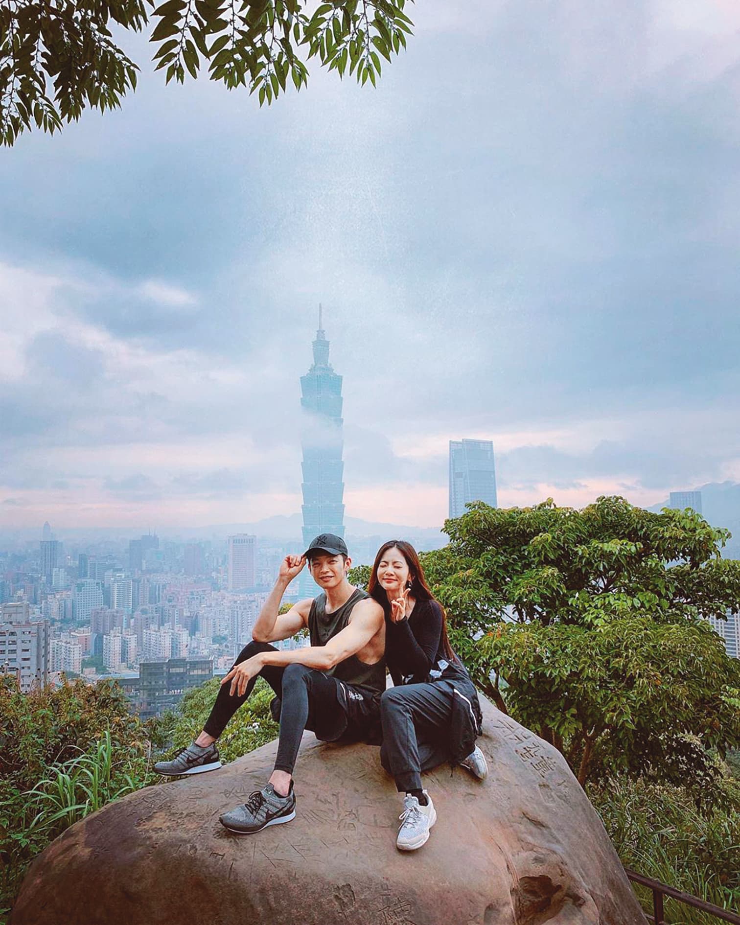 曾之喬於小年夜與祕密交往10年的辰亦儒公布喜訊,2人婚後更加大方,還拍下一起登山的合照。(翻攝自曾之喬IG)