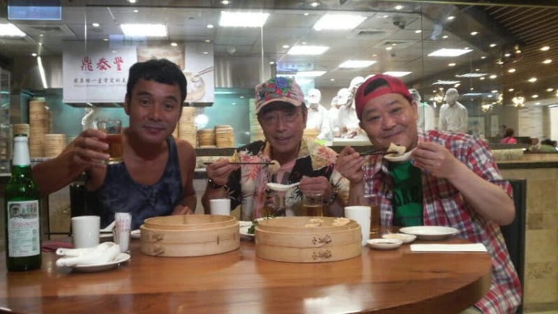 志村健2012年與「駝鳥俱樂部」在台北鼎泰豐開心享食小籠包。(翻攝志村健官方網站)