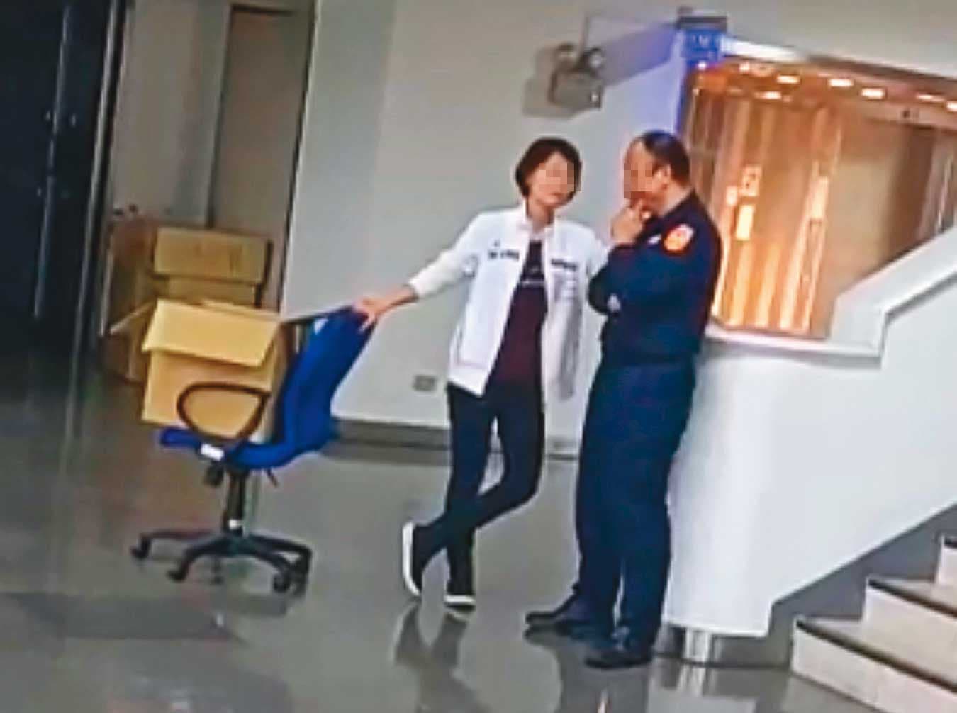 許女(左)個性敢怒敢言,因認為班表不公等事由,槓上駐警隊長官、同事。