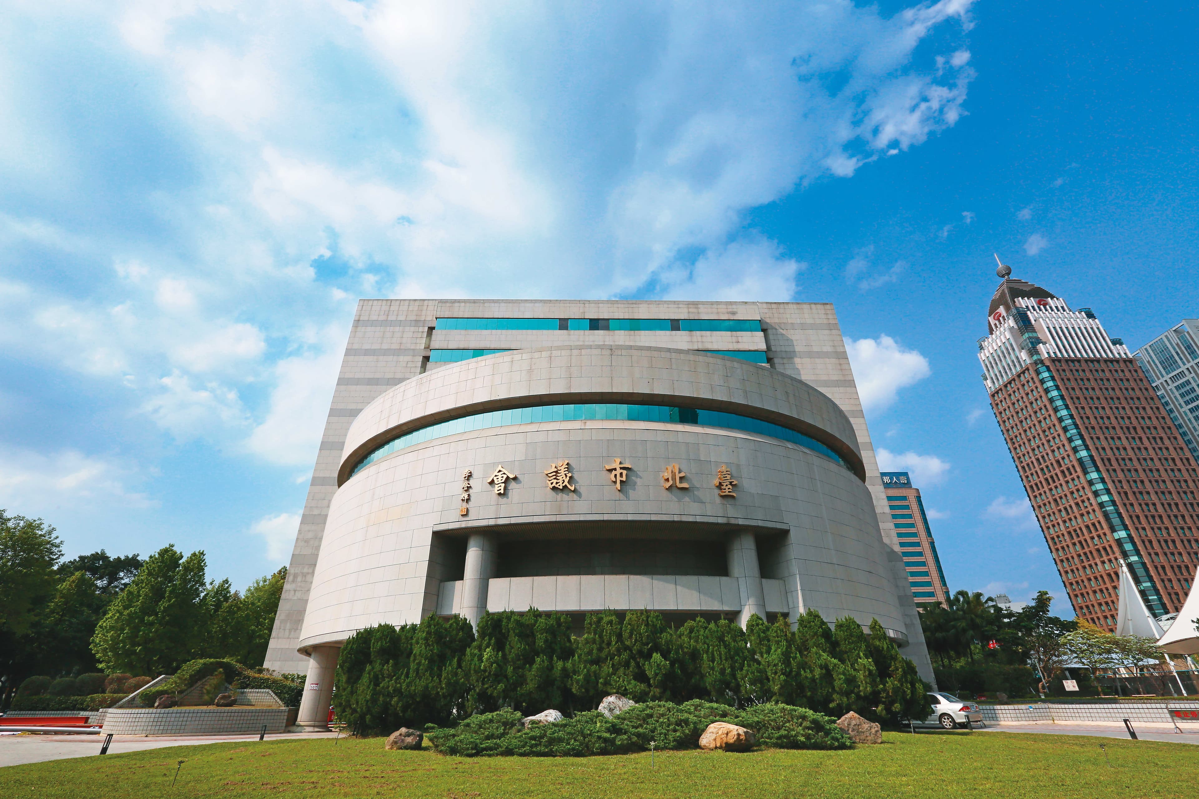 台北市議會爆發女警上演鬥爭戲碼,不僅辱罵同仁,還造謠長官貪汙。
