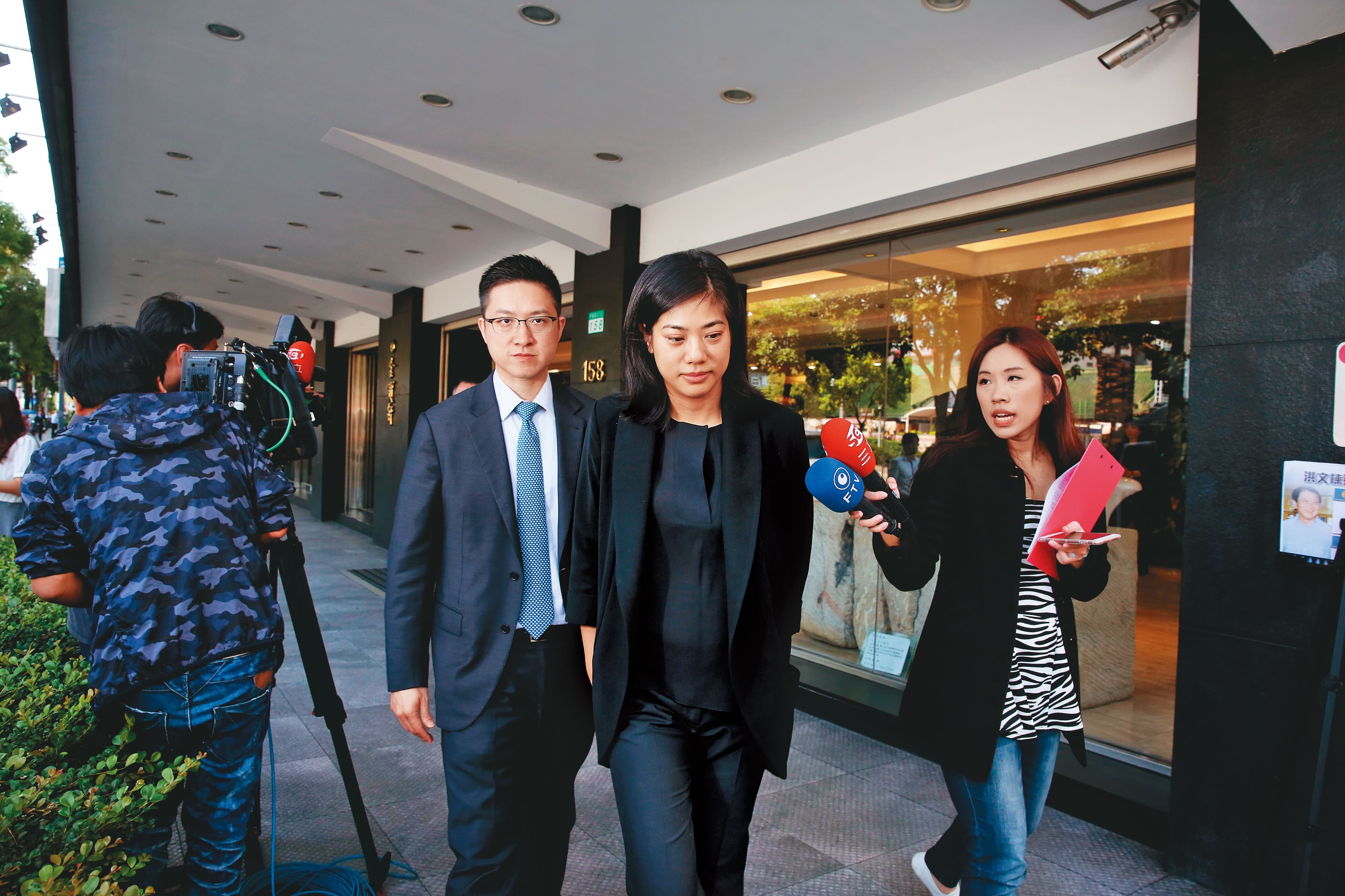華南永昌副董事長許元禎,2009年時與新光金控董事長吳東進的小女兒吳欣儒結婚,豪門聯姻引起外界關注。