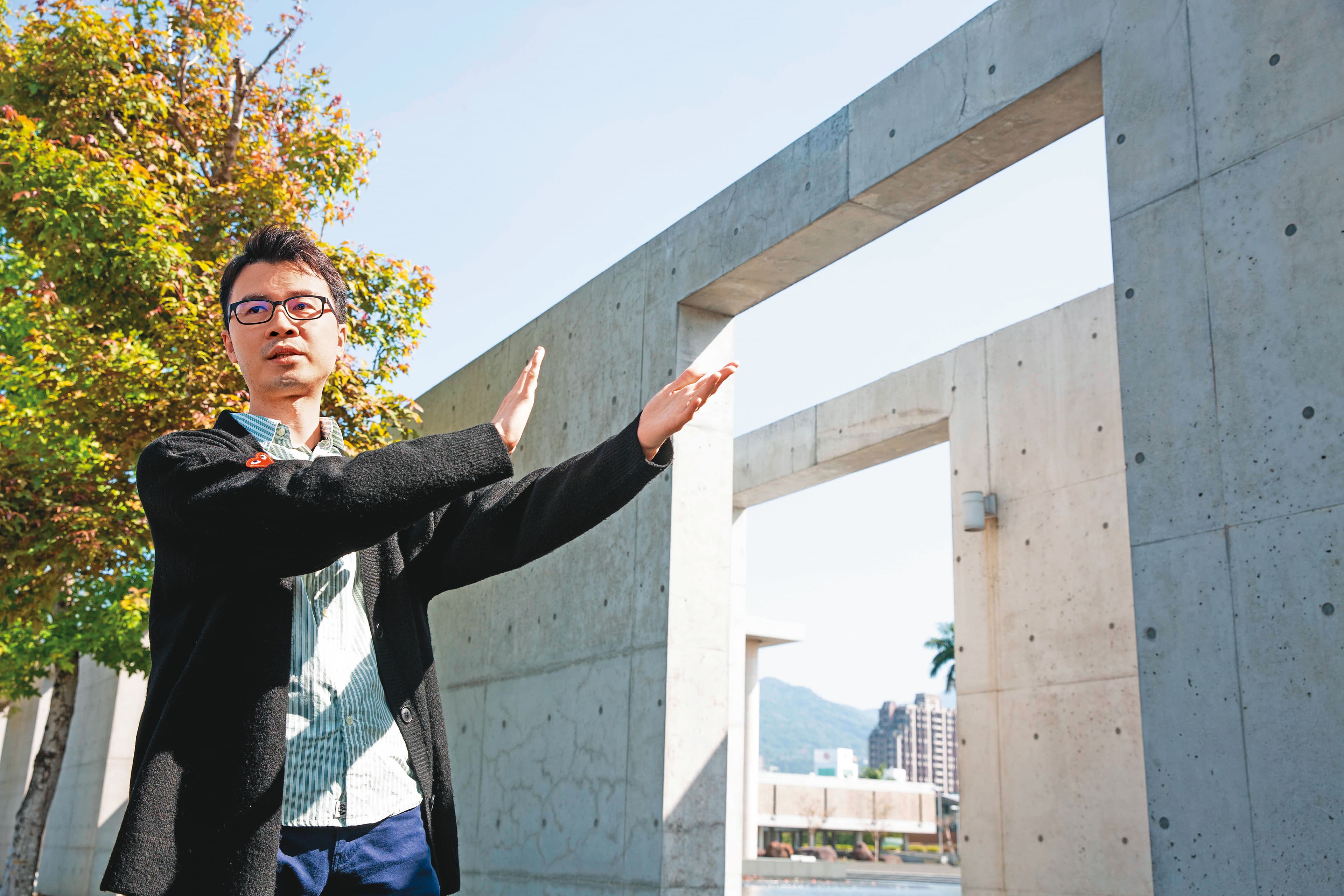 清水模建築工法嚴謹且細膩,邱威龍也將這樣的精神運用在投資上。