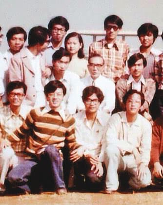 何重人(前排右1)自中興大學化學系畢業後,拿獎學金前往美國留學。(何重人提供)