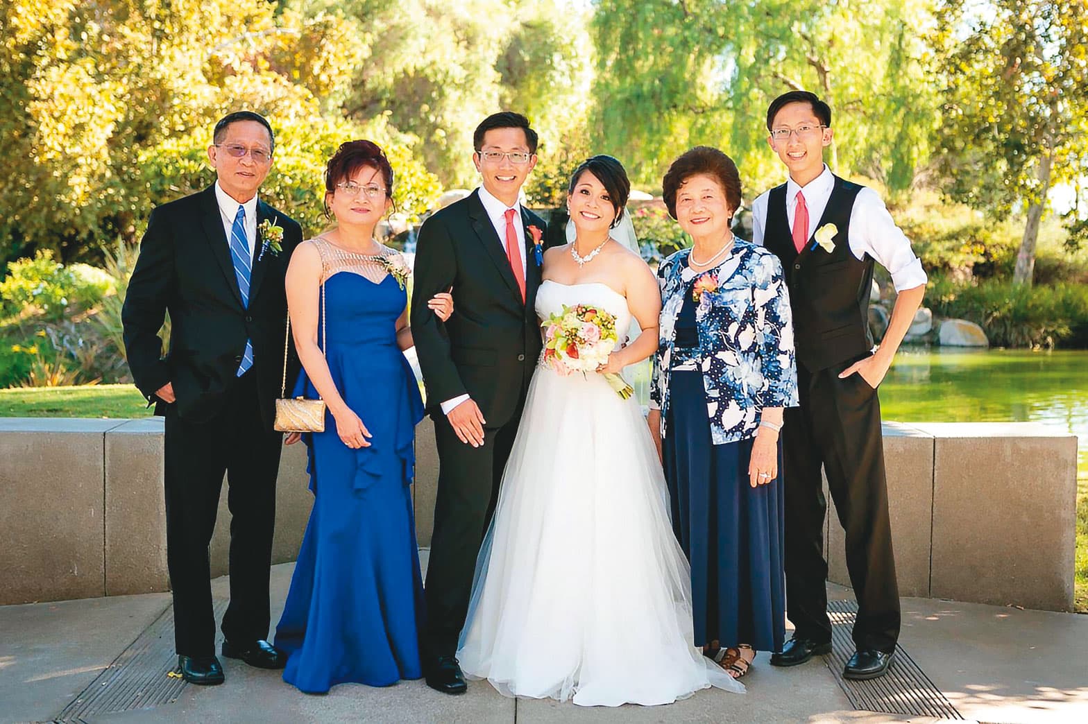 何重人(左1)的長子結婚時,拍攝全家福。(何重人提供)
