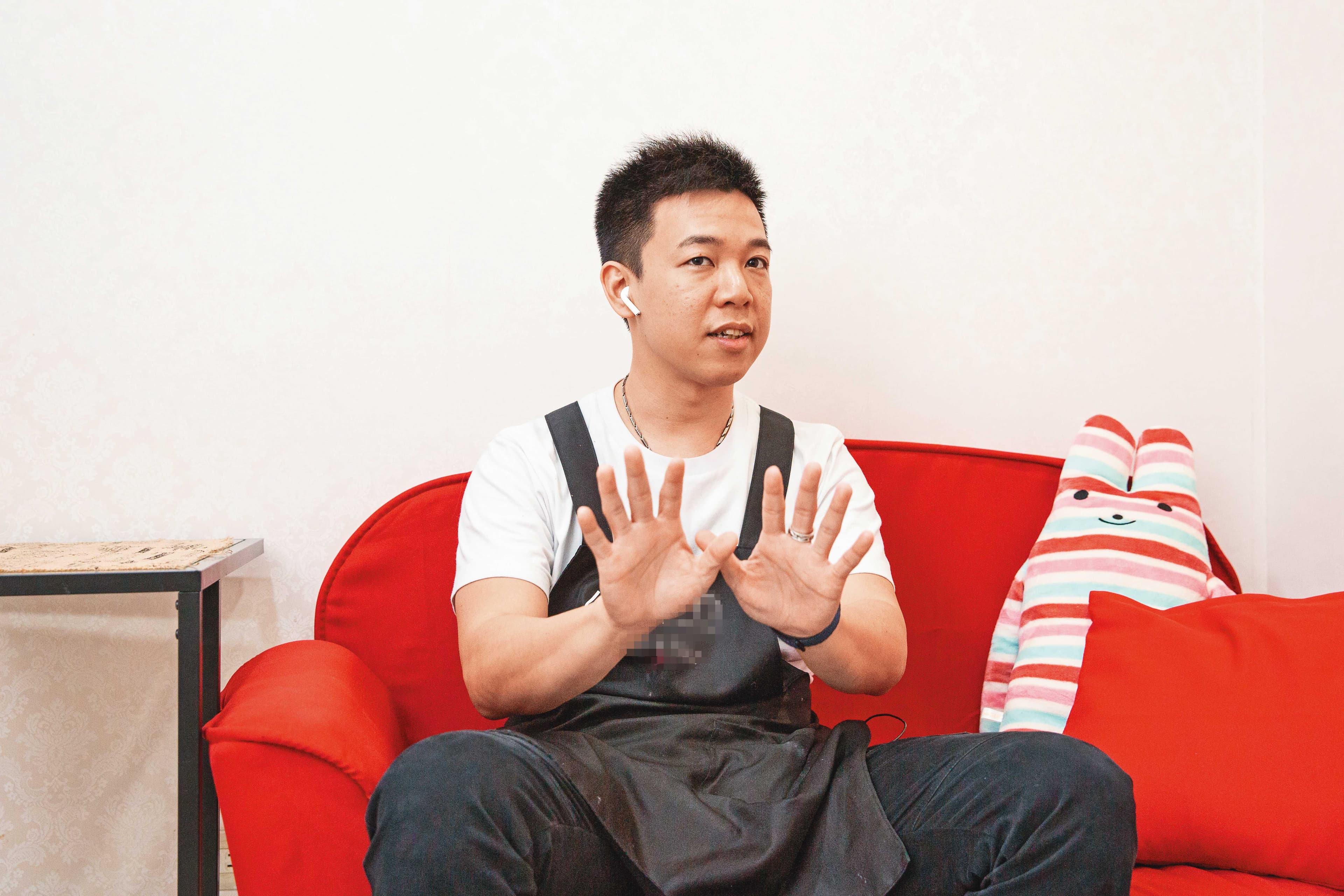 除毛師JR表示,自己的客人以男性居多,其中6成是男同志。