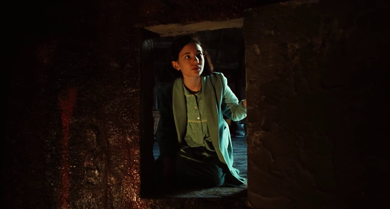電影以1944年西班牙內戰為背景,少女奧菲麗亞誤闖森林內的巨石迷宮,遇見神秘古怪的羊男。(網路圖片)