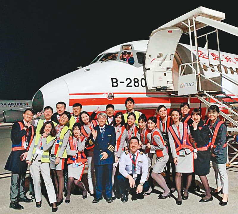 遠航去年底宣布停飛,最後一班機返抵桃園國際機場,遠航員工在乘客下機後,於航機前合影留念。(機組人員提供)