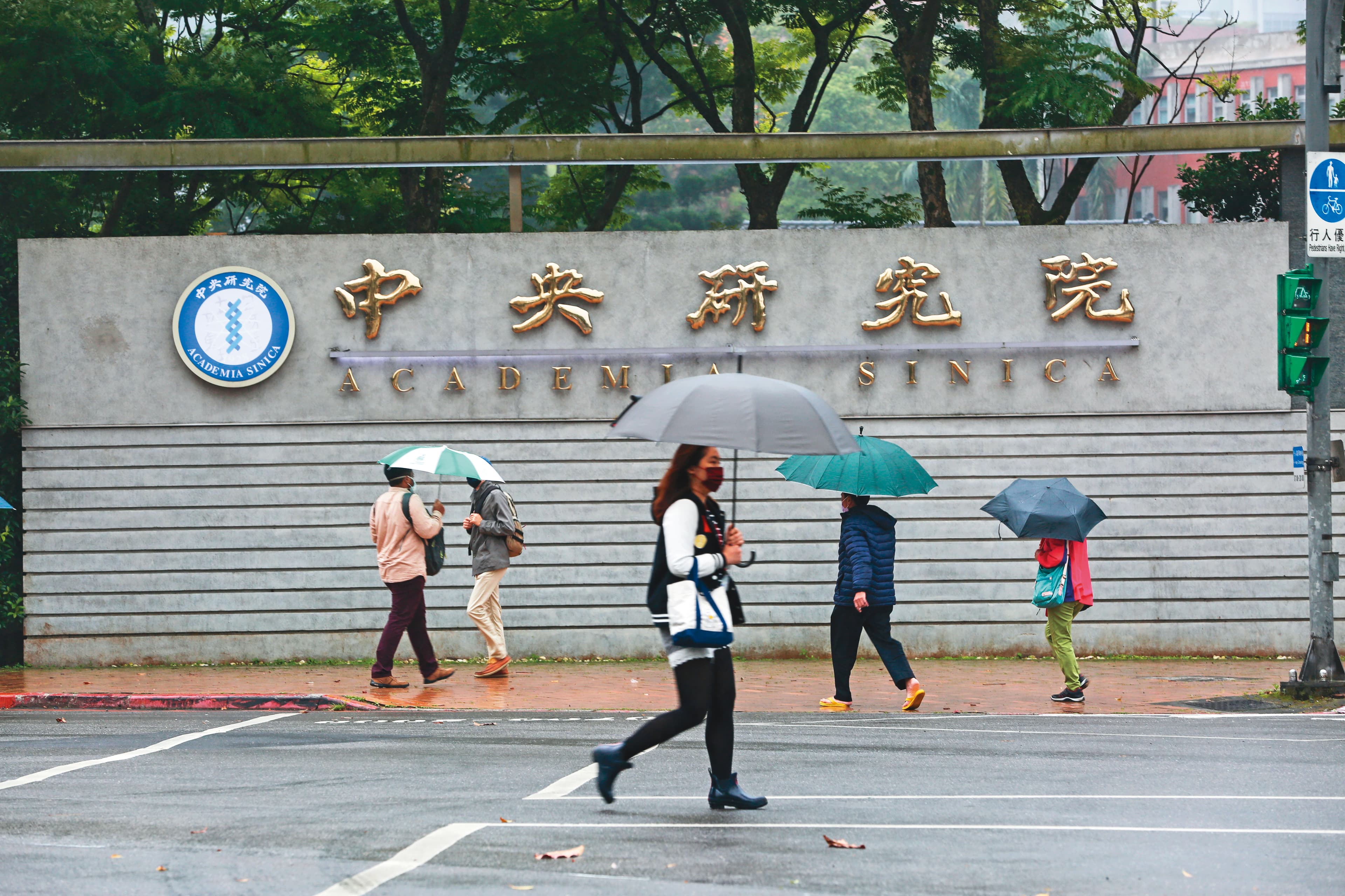 近日中研院確診個案是否公開行蹤,中研院與台大看法不同。中央流行疫情指揮中心認為,須透過疫調評估感染風險及追蹤難度後決定。