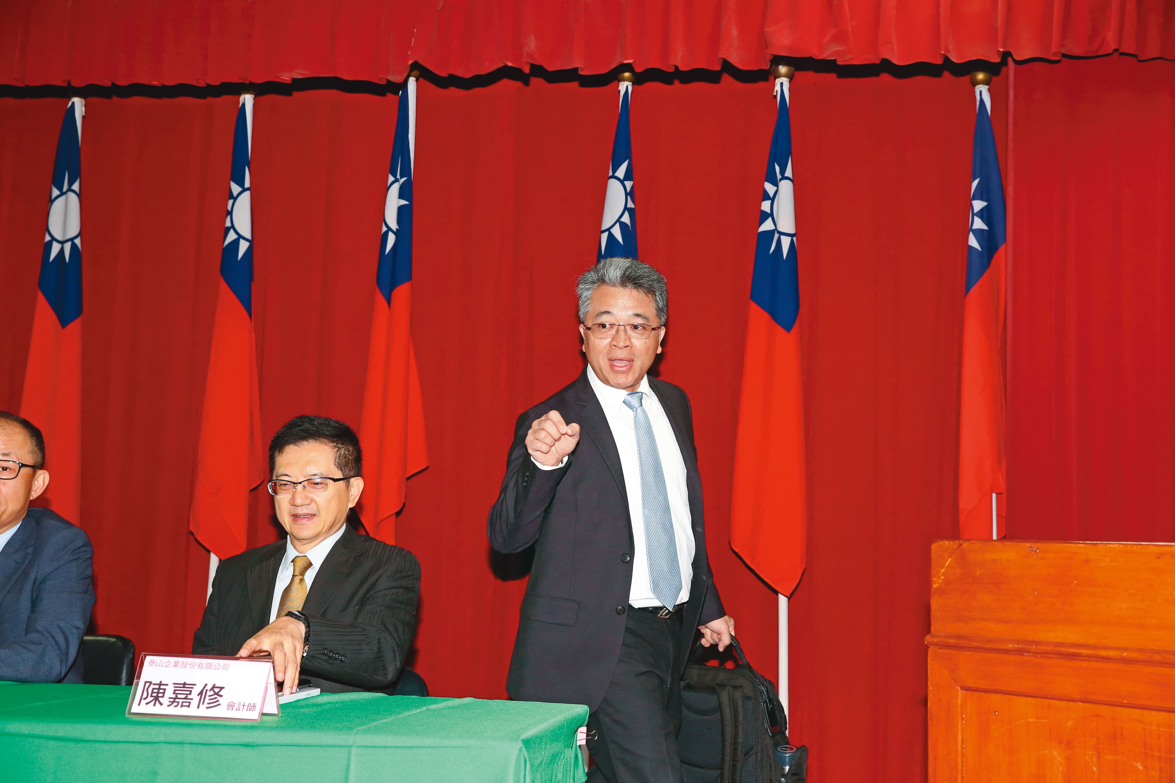 龍邦提案解任泰山董事長的董事身分，讓詹逸宏陷入董座不保的危機。