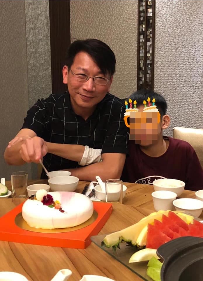 徐永明去年母親節在臉書貼出與兒子合照。(翻攝徐永明臉書)