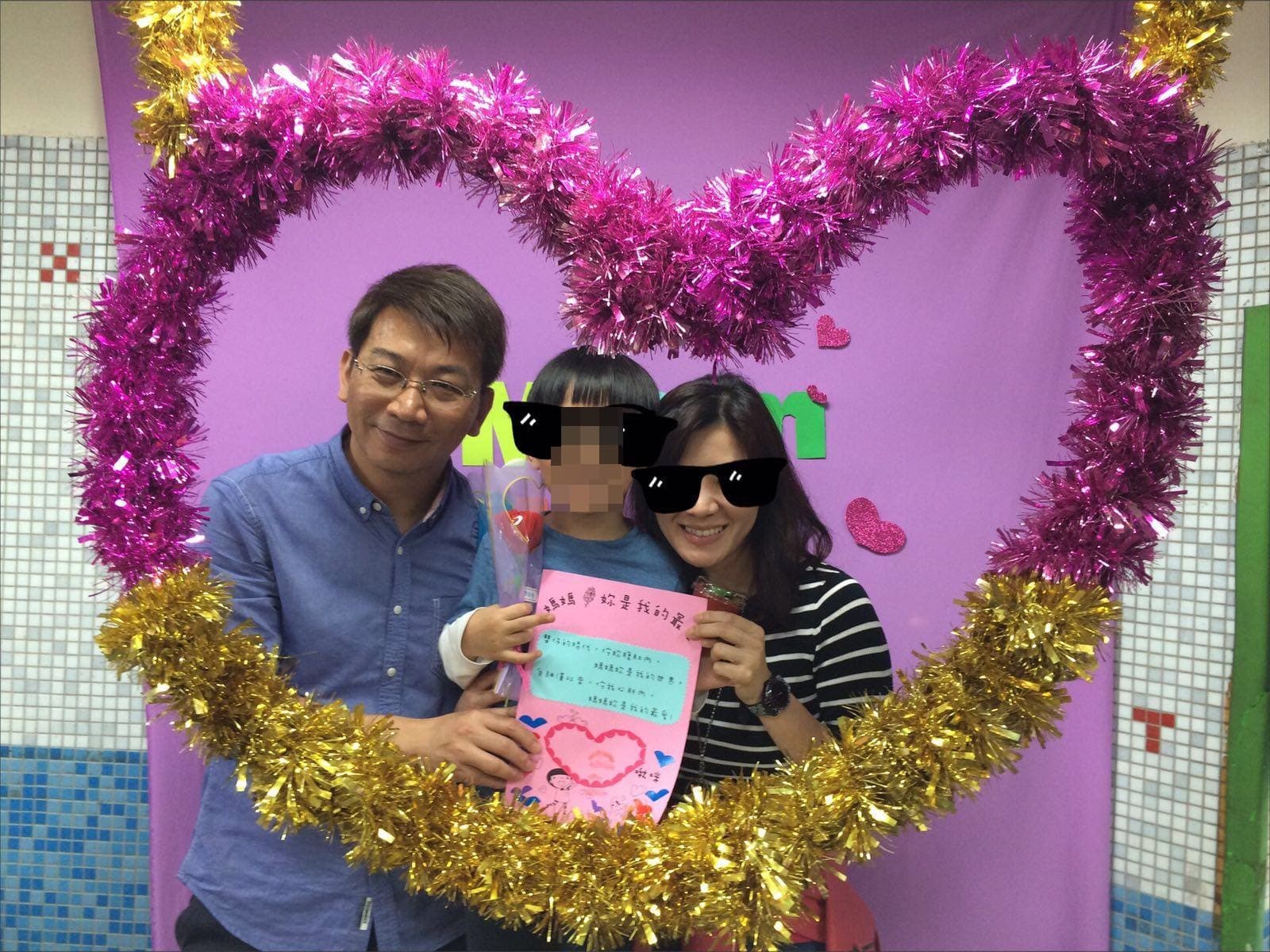 徐永明曾在2016年婦女節在臉書貼出與前妻、兒子合照。(翻攝徐永明臉書)