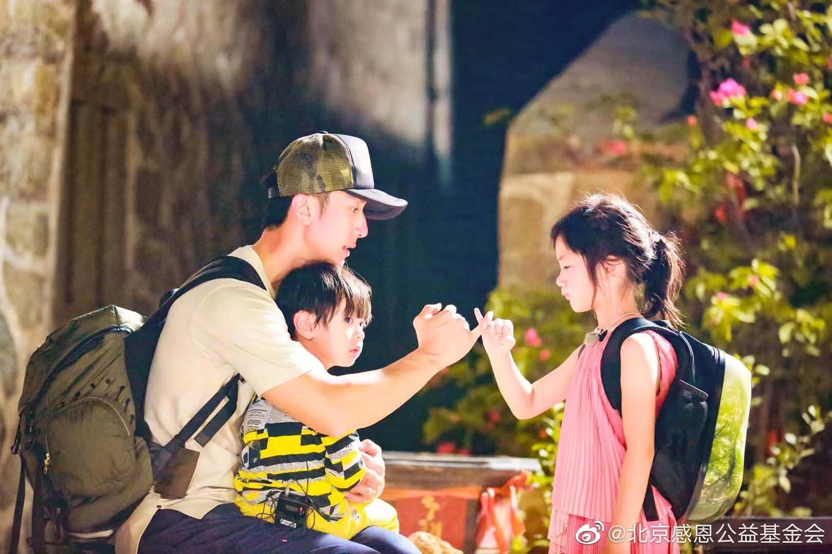 2017年吳尊帶著兒女Max、Nei Nei一起參加綜藝節目《爸爸去哪兒》大受歡迎,萌翻所有粉絲。(吳尊微博)