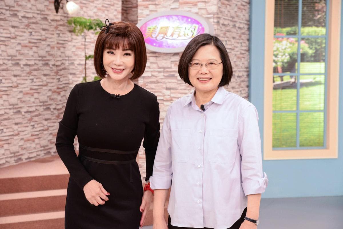 陳美鳳（左）親身赴美才解決跟前夫的婚姻關係。（民視提供）