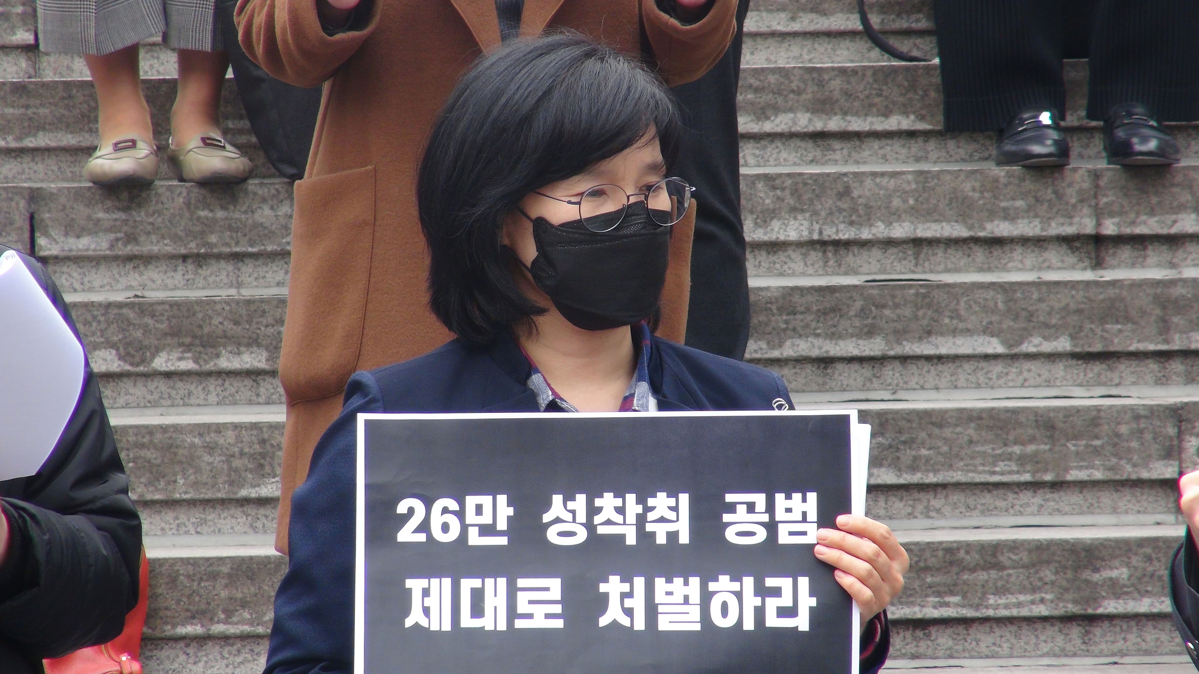 「為民主社會之律師聯會」女性人權委員長元玫京律師挺身向政府抗議。
