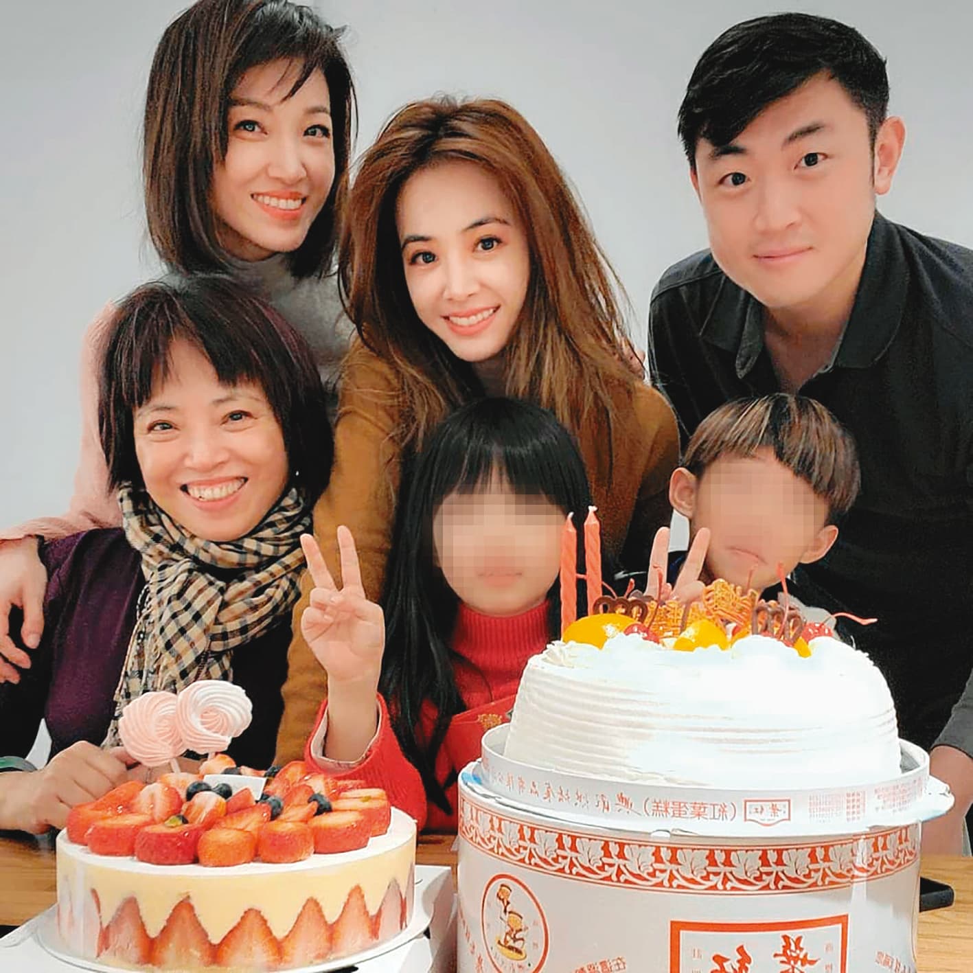 因演唱會行程延後,蔡依林(後排中)多了很多時間與家人相處,還一起為姊姊(後排左)慶生。(翻攝自蔡依林IG)
