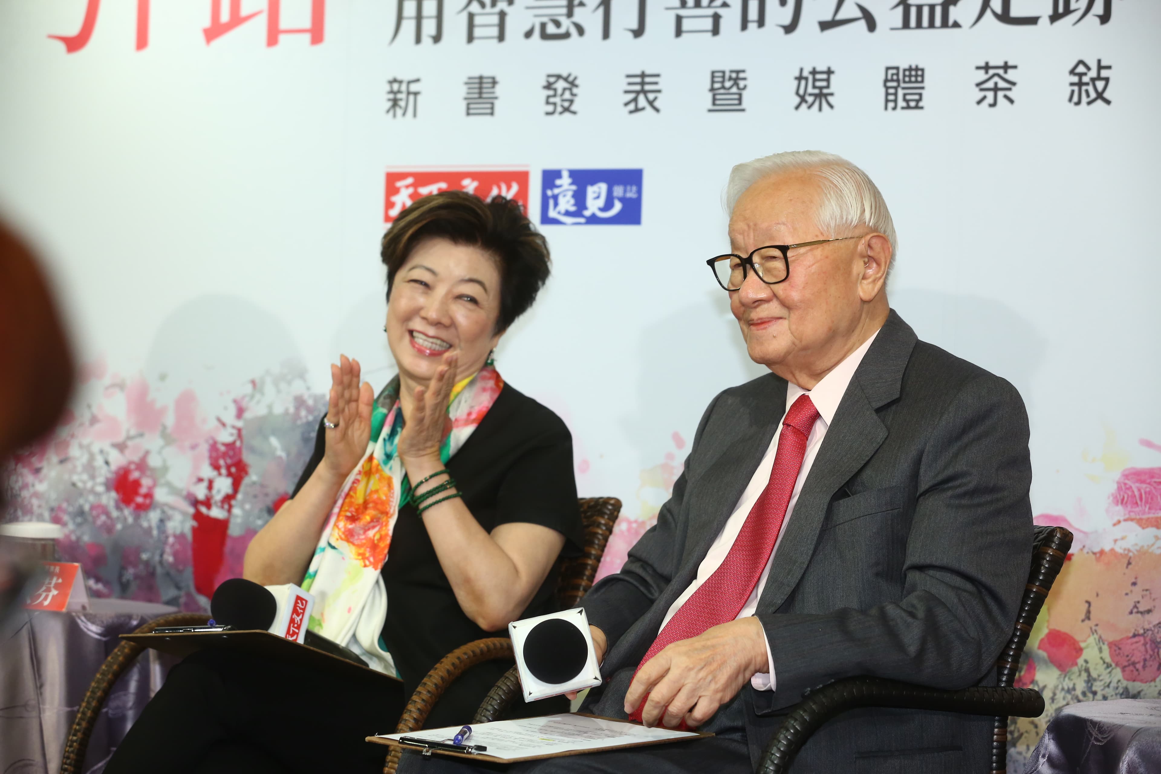 張忠謀為愛妻新書寫序,序文中提到,張忠謀啟發了張淑芬的畫畫天才。