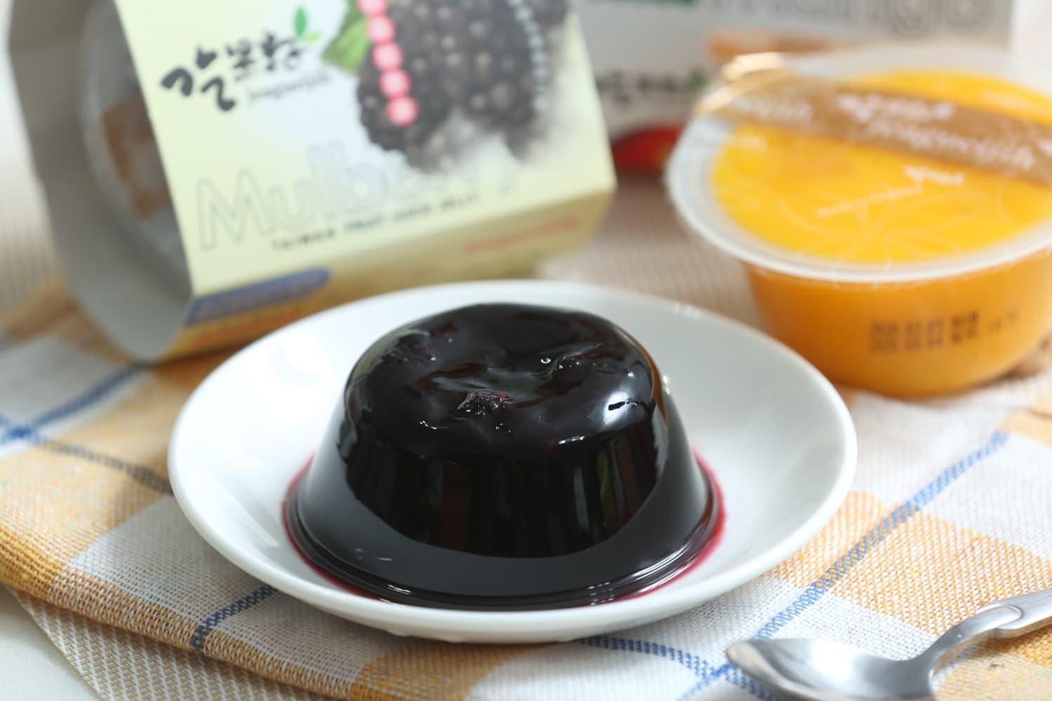 吃果籽鮮桑椹果凍含30%果肉與20%果汁，無添加任何色素。（165元／1盒3入）