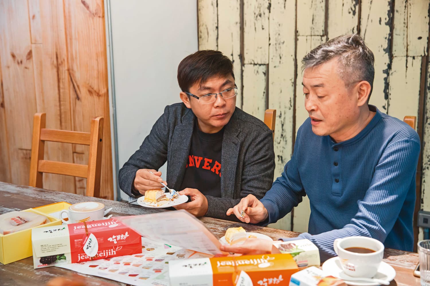 廖憲平找來吳天能(右)與周正捷(左)一起創立塔吉特品牌,二人現在都在台北負責網路行銷工作。