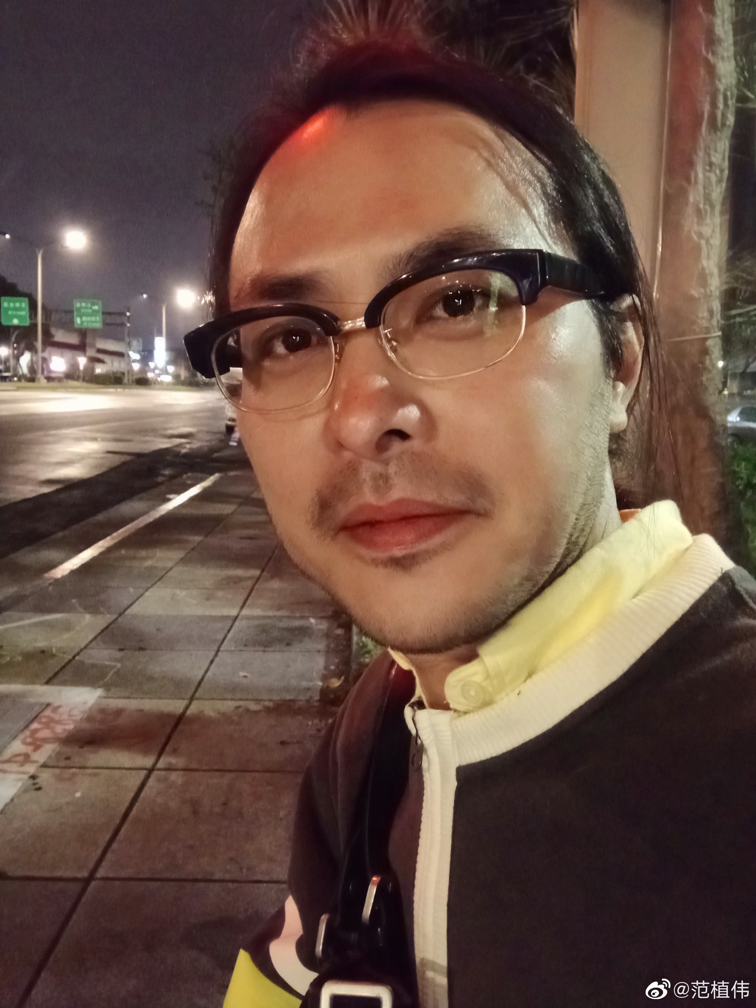 范植偉自曝曾對認出他的路人比中指而慘遭對方丟石頭回擊。(圖/翻攝自范植偉微博)