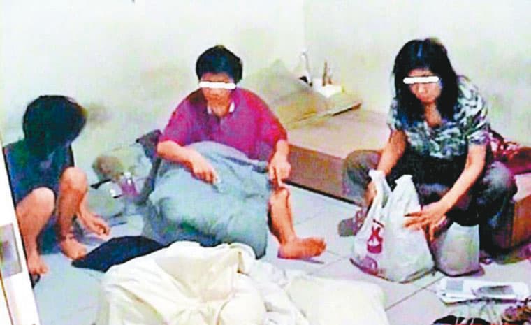 遭囚禁在民宿內的街友全身骯髒、臭味衝天。(翻攝畫面)
