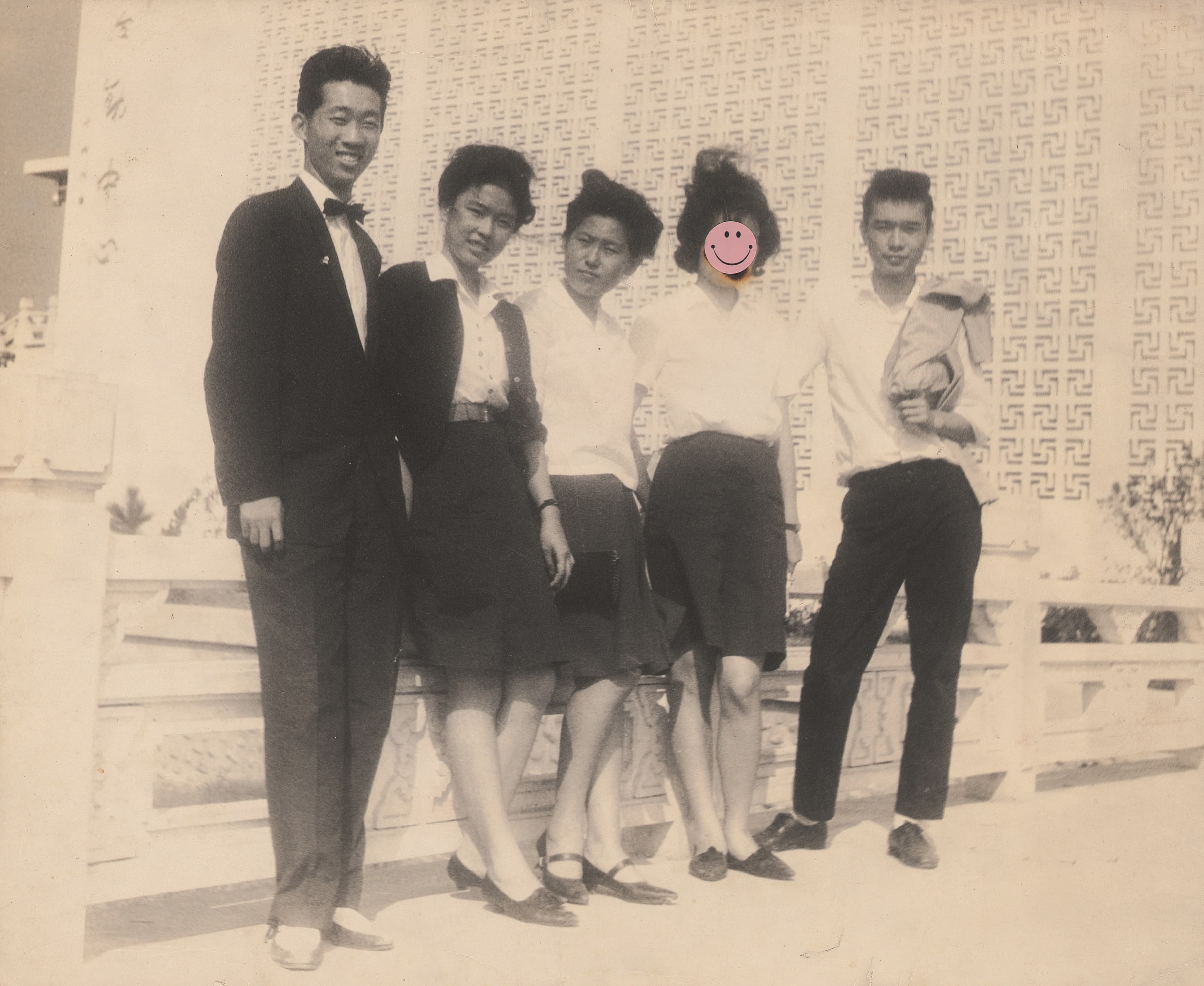 1956年,柳茂川(左)結識陳啟禮(右)的妹妹(左2)陳小瑛、因而認識了陳啟禮。右2姚敏鐘是陳啟禮元配,因陳啟禮情婦曼娜而吃醋,用菸頭毀了情敵的面目。(柳茂川提供)