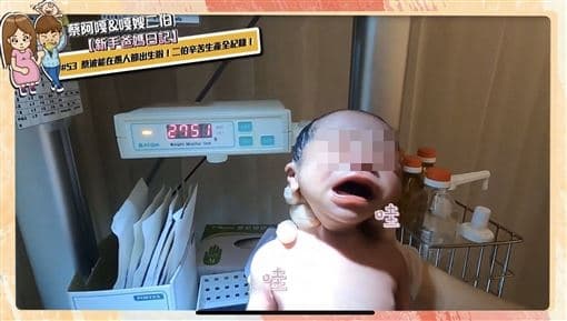 蔡阿嘎在愚人節迎來二子。(翻攝自蔡阿嘎YouTube頻道)