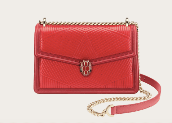 Serpenti Diamond Blast洋紅碧玉色Nappa皮革肩揹包。NT$92,500(寶格麗提供)