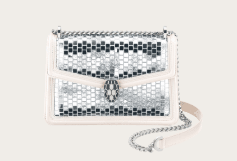 Serpenti Diamond Blast淨白瑪瑙色小牛皮肩揹包。NT$108,300(寶格麗提供)