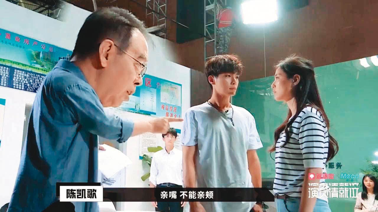 炎亞綸(中)參與《演員請就位》節目,努力表現演技,導演陳凱歌(左)對他很讚賞。(翻攝自WeTV)