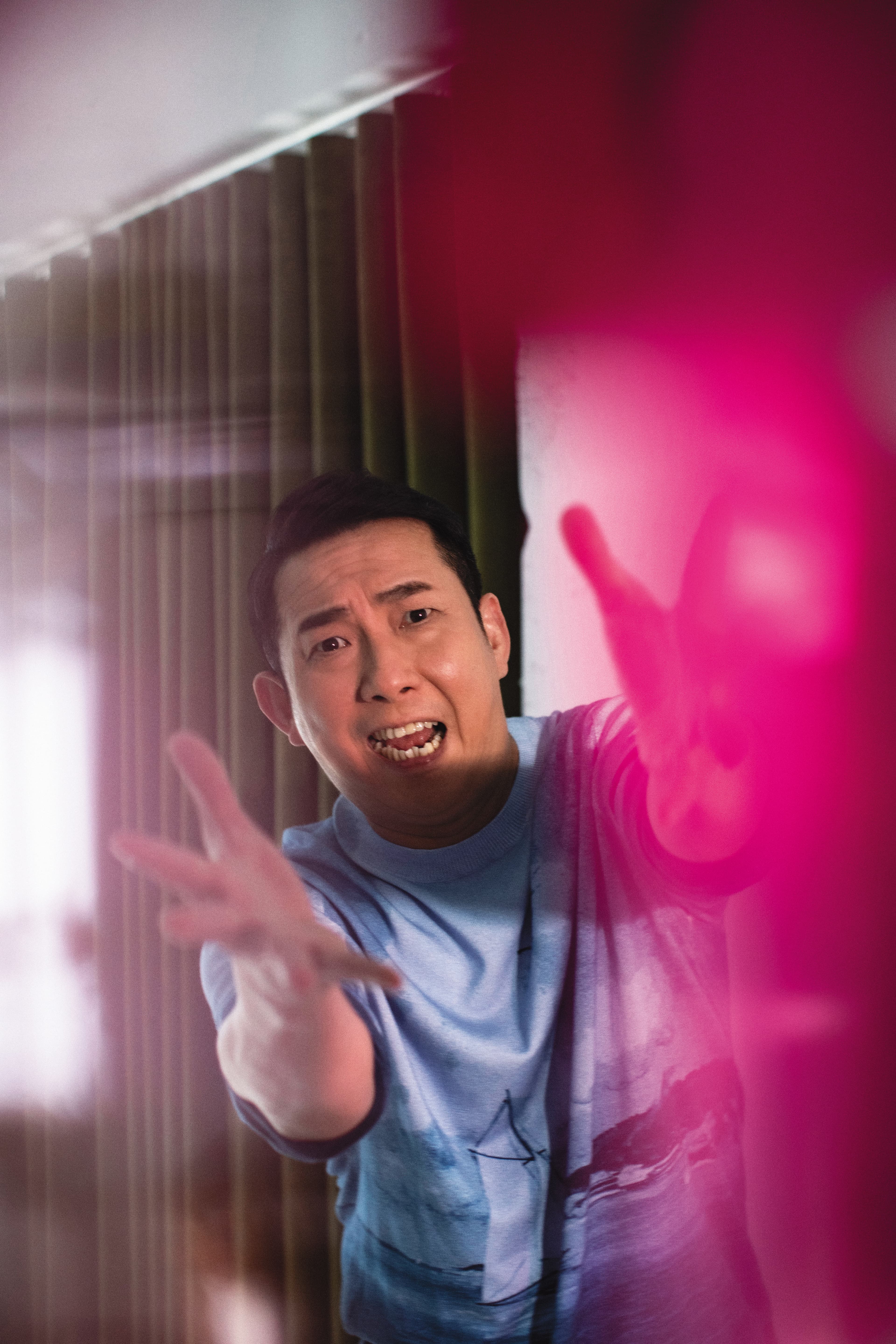 這張照片是呼應十歲的屈中恆,在家「不小心」玩火,好孩子千萬不要學。