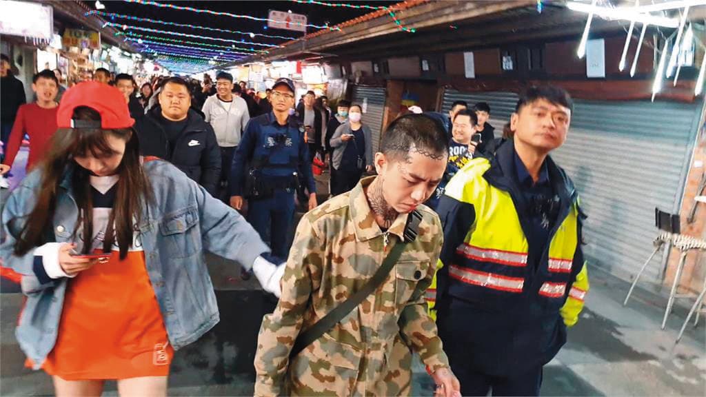 謝和弦與莉婭到花蓮旅遊遭嗆,報警後在警察陪同下離開。(翻攝自民視新聞)